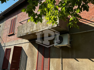 Complesso immobiliare residenziale con corte e posti auto in centro ad Anzola dell'Emilia, (BO)