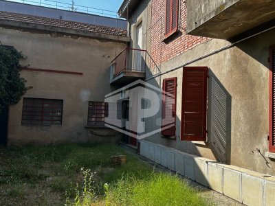 Complesso immobiliare residenziale con corte e posti auto in centro ad Anzola dell'Emilia, (BO)