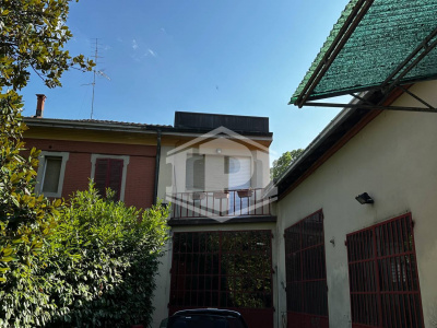 Complesso immobiliare residenziale con corte e posti auto in centro ad Anzola dell'Emilia, (BO)