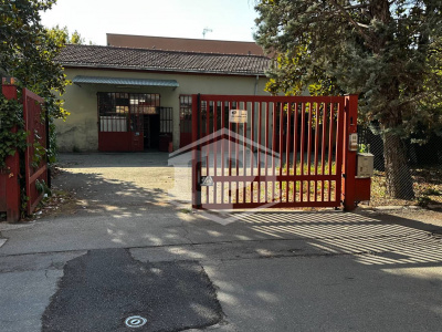 Complesso immobiliare residenziale con corte e posti auto in centro ad Anzola dell'Emilia, (BO)