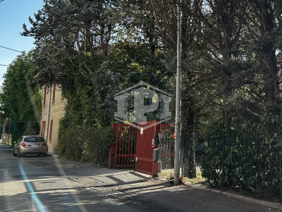 Complesso immobiliare residenziale con corte e posti auto in centro ad Anzola dell'Emilia, (BO)