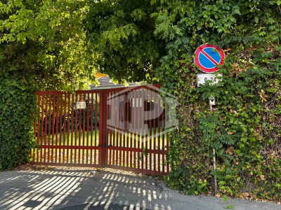 Complesso immobiliare residenziale con corte e posti auto in centro ad Anzola dell'Emilia, (BO)