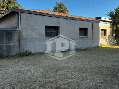 Complesso immobiliare residenziale con corte e posti auto in centro ad Anzola dell'Emilia, (BO)