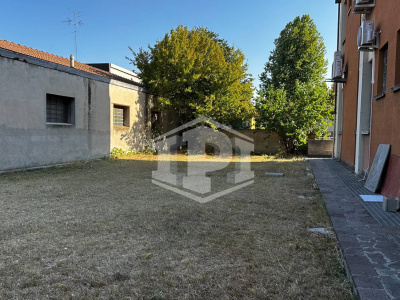 Complesso immobiliare residenziale con corte e posti auto in centro ad Anzola dell'Emilia, (BO)