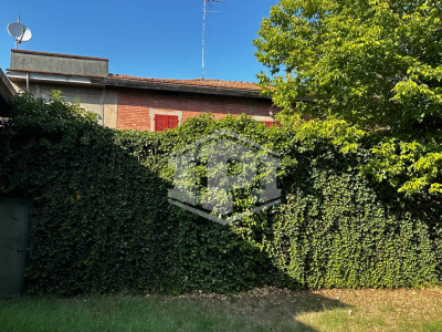 Complesso immobiliare residenziale con corte e posti auto in centro ad Anzola dell'Emilia, (BO)