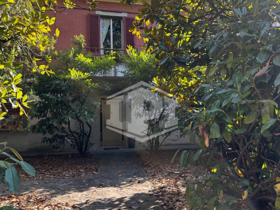 Complesso immobiliare residenziale con corte e posti auto in centro ad Anzola dell'Emilia, (BO)