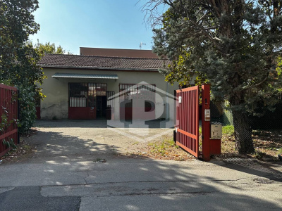 Complesso immobiliare residenziale con corte e posti auto in centro ad Anzola dell'Emilia, (BO)