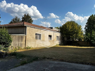Complesso immobiliare residenziale con corte e posti auto in centro ad Anzola dell'Emilia, (BO)