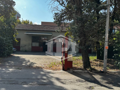 Complesso immobiliare residenziale con corte e posti auto in centro ad Anzola dell'Emilia, (BO)