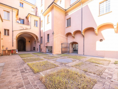 Appartamento di pregio con altana in pieno Centro, Via Barberia, Bologna (BO)