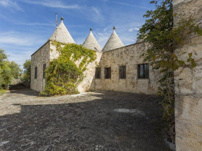 Complesso trulli sito in Contrada Macco Macco - Locorotondo (BA)