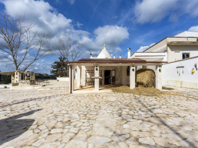 Villa con trulli sita in Contrada Peppuccio 78 - Martina Franca (TA)