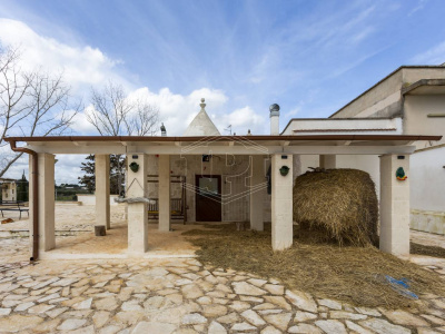 Villa con trulli sita in Contrada Peppuccio 78 - Martina Franca (TA)