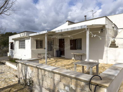 Villa con trulli sita in Contrada Peppuccio 78 - Martina Franca (TA)