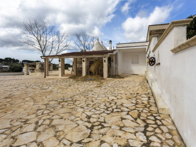 Villa con trulli sita in Contrada Peppuccio 78 - Martina Franca (TA)