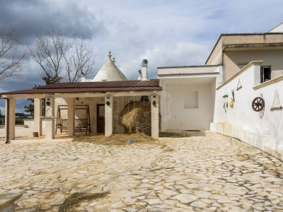 Villa con trulli sita in Contrada Peppuccio 78 - Martina Franca (TA)