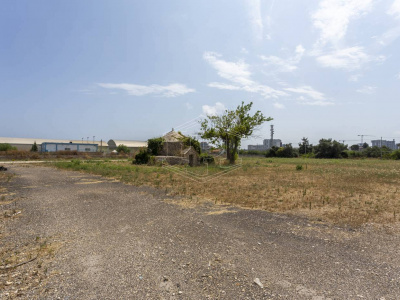 Piazzale con trullo sito in Strada Santa Caterina 18/B - Bari (BA)