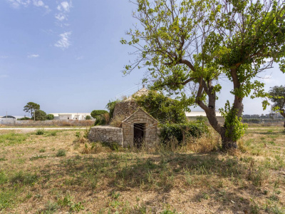 Piazzale con trullo sito in Strada Santa Caterina 18/B - Bari (BA)