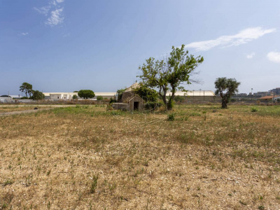 Piazzale con trullo sito in Strada Santa Caterina 18/B - Bari (BA)