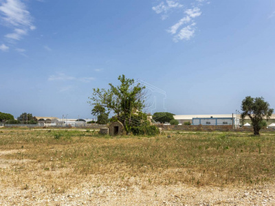 Piazzale con trullo sito in Strada Santa Caterina 18/B - Bari (BA)