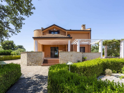 Villa con piscina sita in Viale Dei Gerani 3 - Corato (BA)
