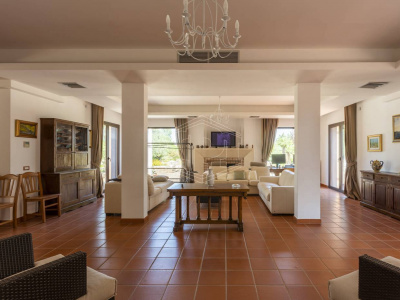 Villa con piscina sita in Viale Dei Gerani 3 - Corato (BA)