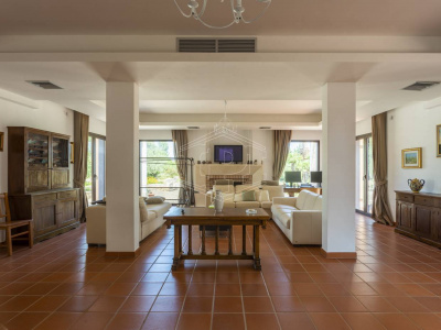 Villa con piscina sita in Viale Dei Gerani 3 - Corato (BA)