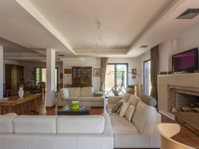 Villa con piscina sita in Viale Dei Gerani 3 - Corato (BA)