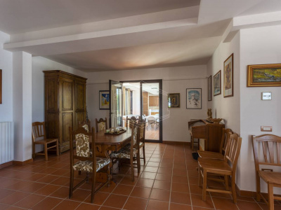 Villa con piscina sita in Viale Dei Gerani 3 - Corato (BA)