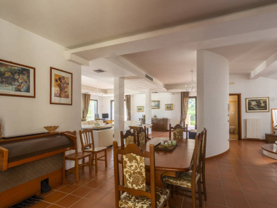 Villa con piscina sita in Viale Dei Gerani 3 - Corato (BA)