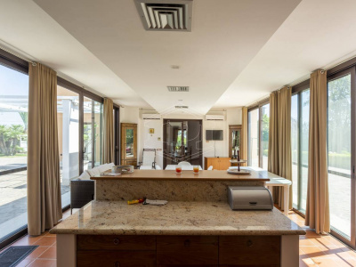 Villa con piscina sita in Viale Dei Gerani 3 - Corato (BA)