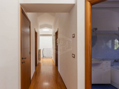 Villa con piscina sita in Viale Dei Gerani 3 - Corato (BA)