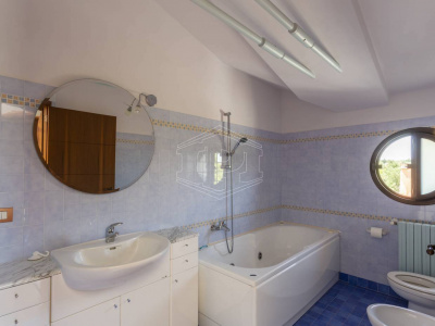 Villa con piscina sita in Viale Dei Gerani 3 - Corato (BA)