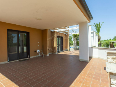 Villa con piscina sita in Viale Dei Gerani 3 - Corato (BA)