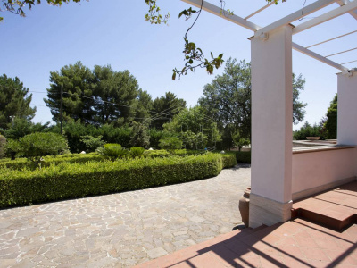 Villa con piscina sita in Viale Dei Gerani 3 - Corato (BA)