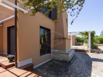 Villa con piscina sita in Viale Dei Gerani 3 - Corato (BA)