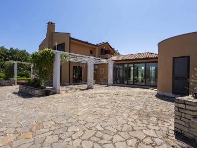 Villa con piscina sita in Viale Dei Gerani 3 - Corato (BA)