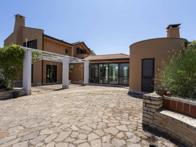 Villa con piscina sita in Viale Dei Gerani 3 - Corato (BA)