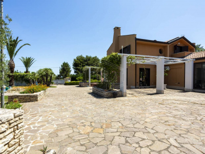 Villa con piscina sita in Viale Dei Gerani 3 - Corato (BA)