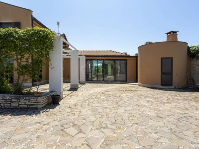 Villa con piscina sita in Viale Dei Gerani 3 - Corato (BA)