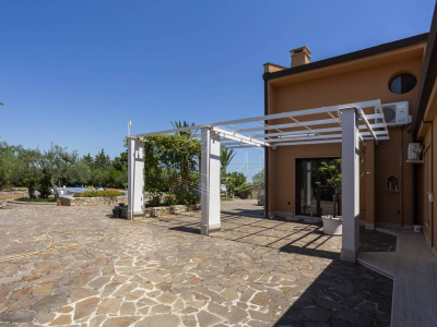 Villa con piscina sita in Viale Dei Gerani 3 - Corato (BA)