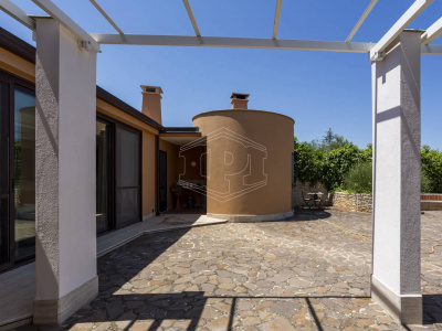 Villa con piscina sita in Viale Dei Gerani 3 - Corato (BA)