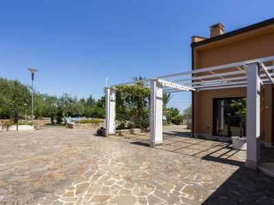 Villa con piscina sita in Viale Dei Gerani 3 - Corato (BA)