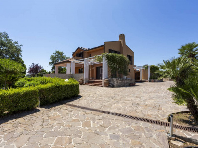 Villa con piscina sita in Viale Dei Gerani 3 - Corato (BA)