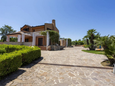 Villa con piscina sita in Viale Dei Gerani 3 - Corato (BA)