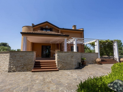 Villa con piscina sita in Viale Dei Gerani 3 - Corato (BA)
