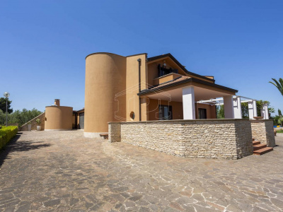 Villa con piscina sita in Viale Dei Gerani 3 - Corato (BA)