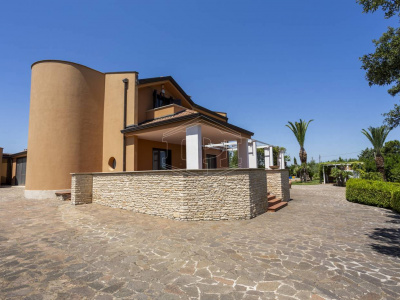 Villa con piscina sita in Viale Dei Gerani 3 - Corato (BA)