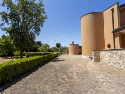 Villa con piscina sita in Viale Dei Gerani 3 - Corato (BA)