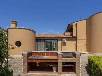 Villa con piscina sita in Viale Dei Gerani 3 - Corato (BA)